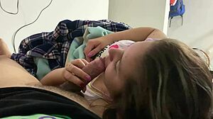 mi hermanastra juega con mi verga mientras vemos una pelicula en mi cuarto 😏