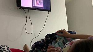 mi hermanastra juega con mi verga mientras vemos una pelicula en mi cuarto 😏