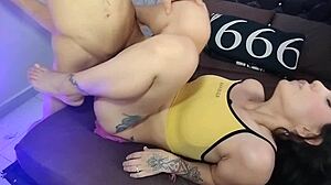 辣妹继妹和她的大哥继兄干炮，同时那婊子在和男友打电话 - 俄语色情