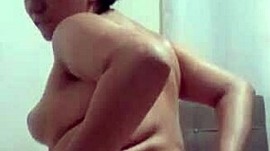 novinha traindo o namorado se exibindo pra outros homens