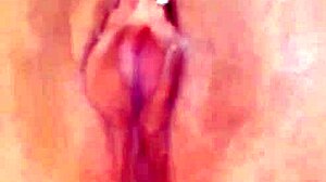 branquinha de piercing se tocando ate gozar