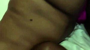 peguei ela deitada e comi ela gostoso