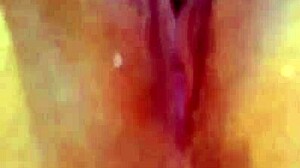 branquinha de piercing se tocando ate gozar