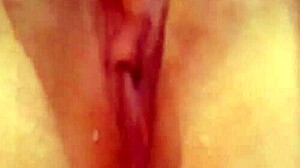 branquinha de piercing se tocando ate gozar