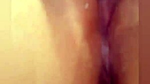 branquinha de piercing se tocando ate gozar