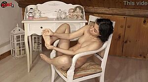 Putting oil on my sexy feet - dollscult