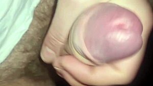 Sborrata in pubblico sega in auto nel parcheggio pubblico cazzo duro e una forte schizzata