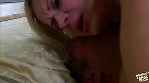 רכיבה פרועה אנאלית מטלטלת את החדר