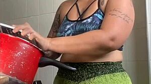 Married woman pretends to cook online but flashes her swollen pussy boldly