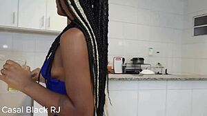 Loira Gostosa Ficou Curiosa Em Conhecer A Cidade Do Casal Mas Antes Teve Que Provar Um Menage Interracial