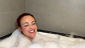 na hidro com a deliciosa nicole romanoff, mostrando tudo