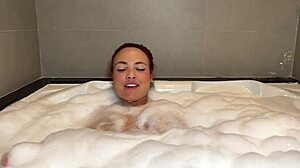 na hidro com a deliciosa nicole romanoff, mostrando tudo