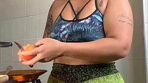 Married woman pretends to cook online but flashes her swollen pussy boldly