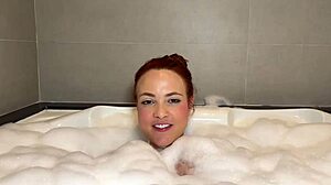 na hidro com a deliciosa nicole romanoff, mostrando tudo