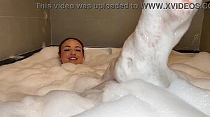 na hidro com a deliciosa nicole romanoff, mostrando tudo