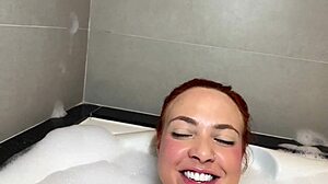 na hidro com a deliciosa nicole romanoff, mostrando tudo