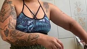 Married woman pretends to cook online but flashes her swollen pussy boldly