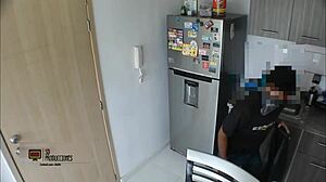 brithany es sorprendida y dominada en su casa por un ladr�n cachondo y obedece sus �rdenes historia completa