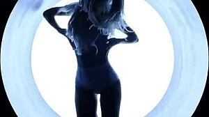 Ariana Grande Focuses On Tongue And Beauty