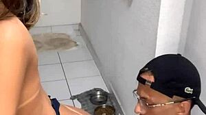 A Prima Não Resistiu Em Ver O Volume No Shorts Do Primo E Deu Um Chã De Buceta Nele