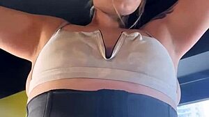 Fui treina na academia na noite de halloween fantasiada de puta do gta meu decote da minha fantasia deu tes�o n�s maromba que ficava olhando loira fofa com corpo perfeito e jovem garota