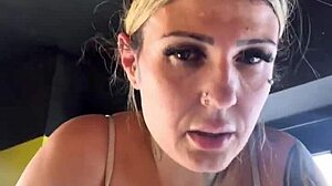 Fui treina na academia na noite de halloween fantasiada de puta do gta meu decote da minha fantasia deu tes�o n�s maromba que ficava olhando loira fofa com corpo perfeito e jovem garota