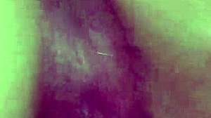 coroa tirando a virgindade do novinho e fica gemendo de prazer vendo ele encher sua buceta de porra