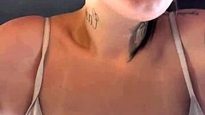 Fui treina na academia na noite de halloween fantasiada de puta do gta meu decote da minha fantasia deu tes�o n�s maromba que ficava olhando loira fofa com corpo perfeito e jovem garota