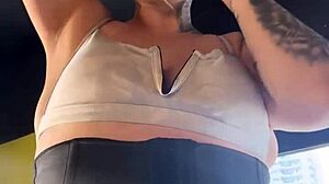 Fui treina na academia na noite de halloween fantasiada de puta do gta meu decote da minha fantasia deu tes�o n�s maromba que ficava olhando loira fofa com corpo perfeito e jovem garota