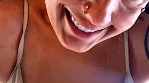 Fui treina na academia na noite de halloween fantasiada de puta do gta meu decote da minha fantasia deu tes�o n�s maromba que ficava olhando loira fofa com corpo perfeito e jovem garota