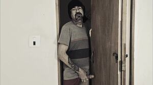 Padrasto perde cabeça e na noite visita enteada. Blowjob hardcore com teen.