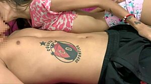 Hermanastro solo frota mi coño y mis bragas creampie historia completa 😍