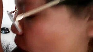 mi suegra caliente quiere mamarme la polla mientras le toco sus grandes tetas