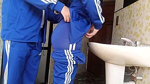 grabando a colegiala en pleno rapidin en el baño de la escuela