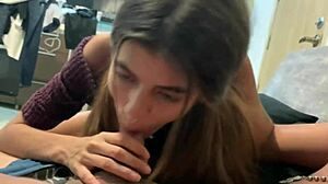 Hermanastro solo frota mi coño y mis bragas creampie historia completa 😍