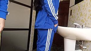 grabando a colegiala en pleno rapidin en el baño de la escuela
