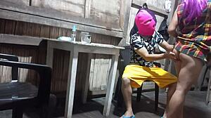 video reciente con madrastra de compañía ella se le insinúa al hijastro el hijastro se excita y hace algo sorprendente porno real casero