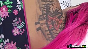 fudeu com a enteada enquanto sua esposa estava no quarto lado