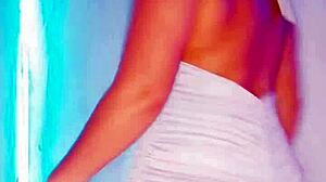 i'm shaking my ass so hot for you all