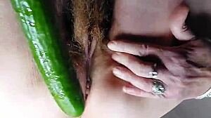 Oma Gebruik Dildo En Komkommer In Harige!