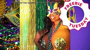 Porn star Jessica Grabbit flashes at Mardi Gras!