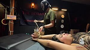 Perra es atada y sodomizada por su amo y cogida por el aprendiz de este.