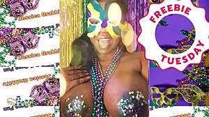 Porn star Jessica Grabbit flashes at Mardi Gras!
