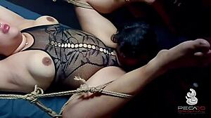 Perra es atada y sodomizada por su amo y cogida por el aprendiz de este.