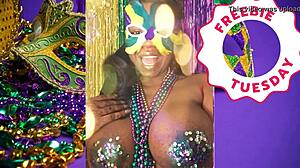 Porn star Jessica Grabbit flashes at Mardi Gras!