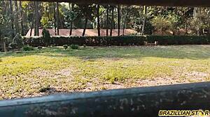 Ela completou 18 anos e chamou o amigo pra tirar a virgindade dela no meio do mato