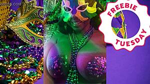 Porn star Jessica Grabbit flashes at Mardi Gras!