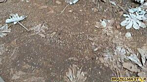 Ela completou 18 anos e chamou o amigo pra tirar a virgindade dela no meio do mato