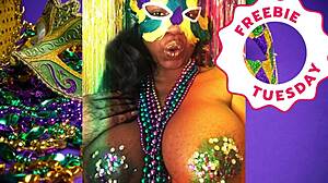 Porn star Jessica Grabbit flashes at Mardi Gras!