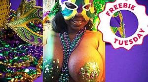 Porn star Jessica Grabbit flashes at Mardi Gras!